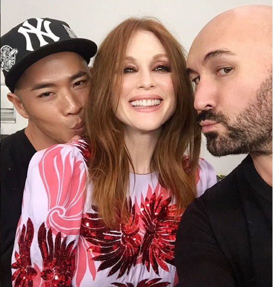 Chuyên gia trang điểm gốc Việt (ảnh trái) chụp cùng minh tinh Julianne Moore. Ảnh: Instagram Chuyên gia trang điểm gốc Việt (ảnh trái) chụp cùng minh tinh Julianne Moore. Ảnh: Instagram