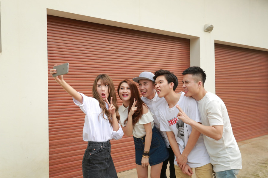 Con trai Mỹ Linh thân thiết với dàn diễn viên "5S online"