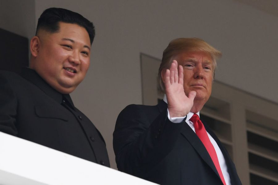 Ông Kim Jong-un và Ông Donald Trump vẫy chào trước khi vào họp Ông Kim Jong-un và Ông Donald Trump vẫy chào trước khi vào họp