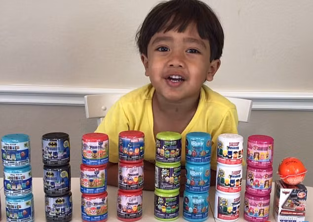 Mở đồ chơi trên Youtube, cậu bé 6 tuổi kiếm 11 triệu USD trong một năm