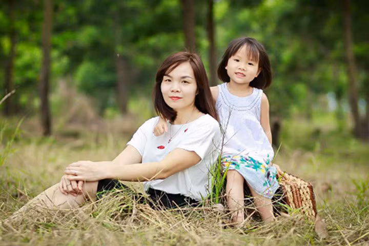 Mẹ bị "choáng" khi con gái 6 tuổi kể chuyện yêu đương ở lớp