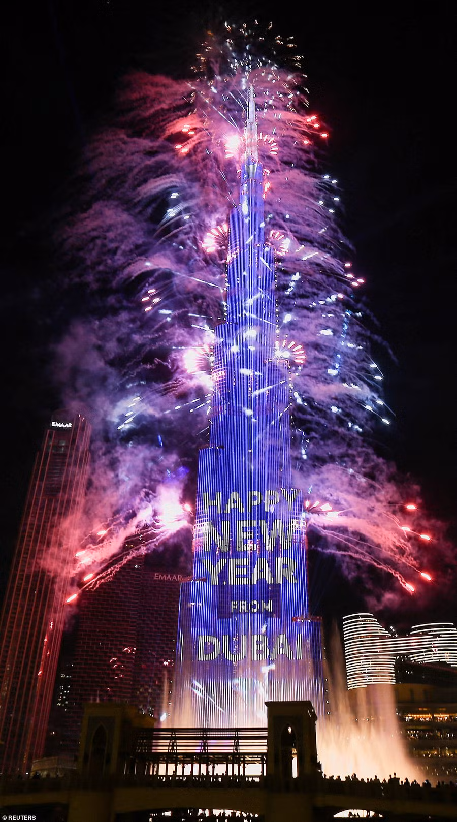 Pháo hoa nổ từ Burj Khalifa, tòa nhà cao nhất thế giới, trong lễ đón giao thừa ở Dubai, Các Tiểu vương quốc Ả Rập Thống nhất. Pháo hoa nổ từ Burj Khalifa, tòa nhà cao nhất thế giới, trong lễ đón giao thừa ở Dubai, Các Tiểu vương quốc Ả Rập Thống nhất.