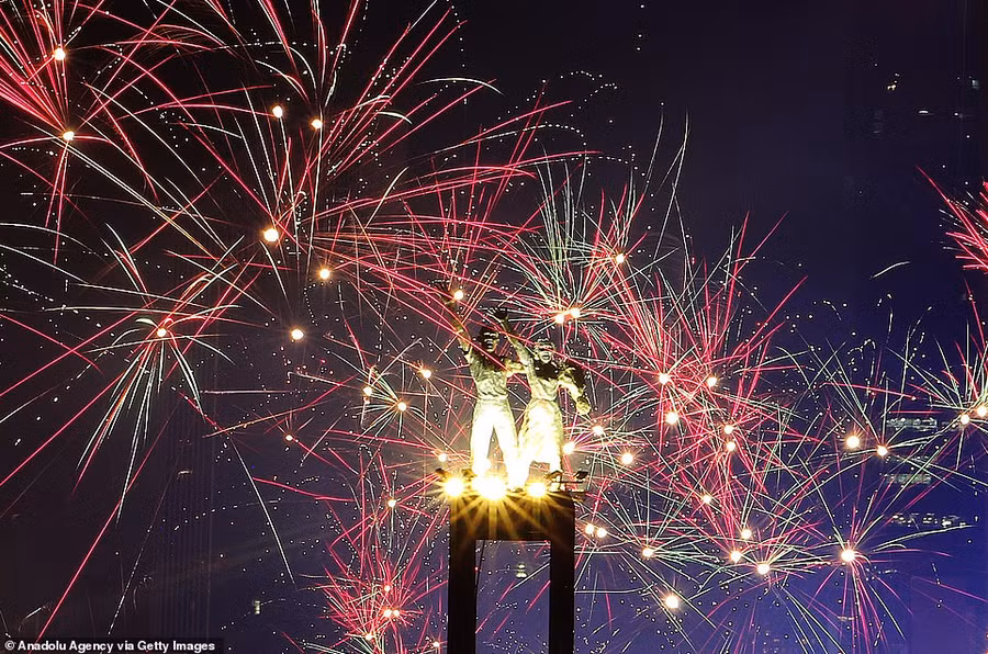 Bầu trời Indonesia rực rỡ sắc màu đón năm mới sắp đến Bầu trời Indonesia rực rỡ sắc màu đón năm mới sắp đến