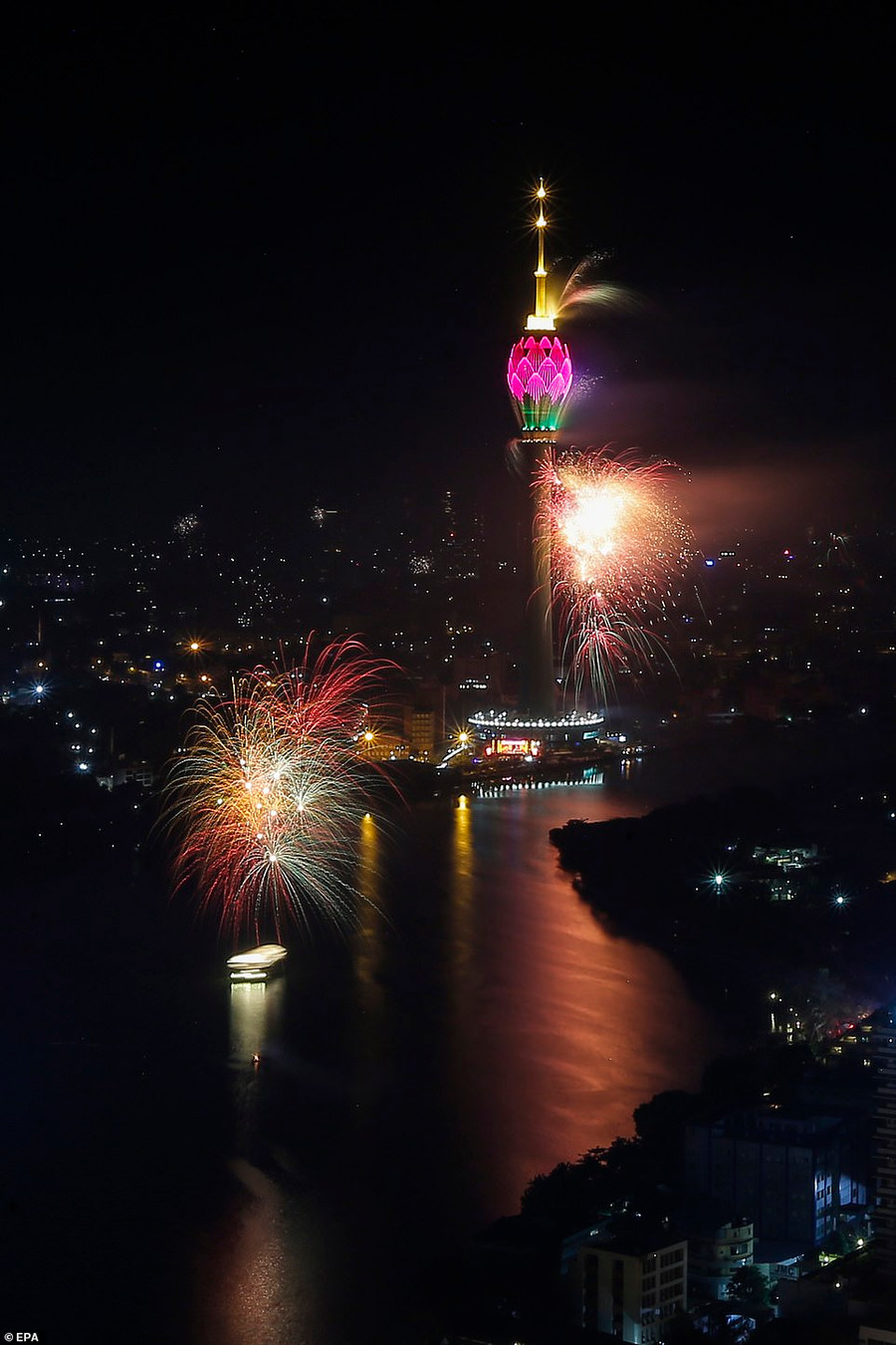 Pháo hoa và hiệu ứng ánh sáng thắp sáng bầu trời đêm trong lễ đón năm mới 2023 tại thủ đô Colombo, Sri Lanka. Pháo hoa và hiệu ứng ánh sáng thắp sáng bầu trời đêm trong lễ đón năm mới 2023 tại thủ đô Colombo, Sri Lanka.