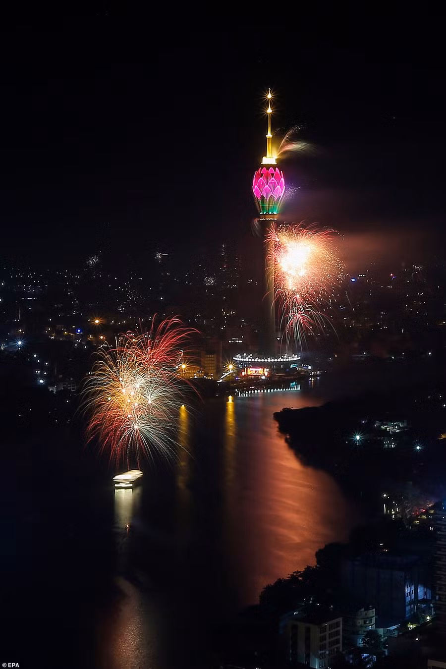 Pháo hoa và hiệu ứng ánh sáng thắp sáng bầu trời đêm trong lễ đón năm mới 2023 tại thủ đô Colombo, Sri Lanka. Pháo hoa và hiệu ứng ánh sáng thắp sáng bầu trời đêm trong lễ đón năm mới 2023 tại thủ đô Colombo, Sri Lanka.