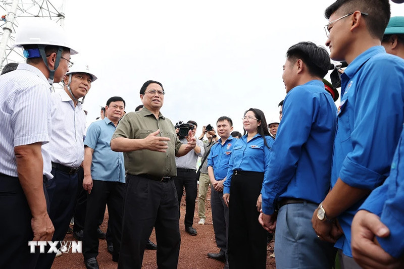 Thủ tướng Phạm Minh Chính động viên thanh niên trên công trường dự án đường dây tải điện 500kV mạch 3 Quảng Trạch-Phố Nối đoạn qua tỉnh Nghệ An. (Ảnh: Dương Giang/TTXVN) Thủ tướng Phạm Minh Chính động viên thanh niên trên công trường dự án đường dây tải điện 500kV mạch 3 Quảng Trạch-Phố Nối đoạn qua tỉnh Nghệ An. (Ảnh: Dương Giang/TTXVN)