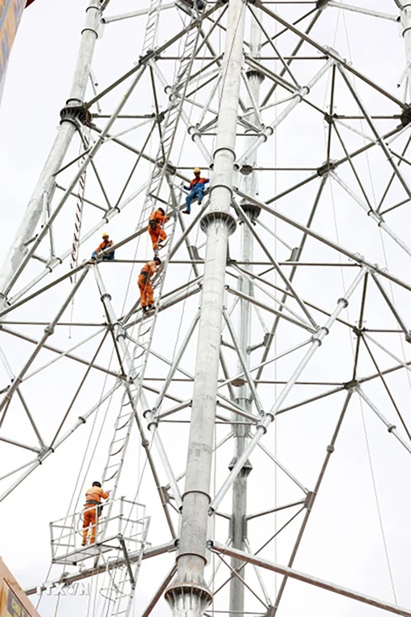 Công nhân thi công thi công vị trí cột VT22 thuộc Dự án đường dây 500kV đoạn Quỳnh Lưu-Thanh Hóa. (Ảnh: Dương Giang/TTXVN) Công nhân thi công thi công vị trí cột VT22 thuộc Dự án đường dây 500kV đoạn Quỳnh Lưu-Thanh Hóa. (Ảnh: Dương Giang/TTXVN)