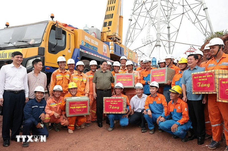 Thủ tướng Phạm Minh Chính tặng quà kỹ sư, công nhân các đơn vị đang thi công dự án đường dây tải điện 500kV mạch 3 Quảng Trạch-Phố Nối đoạn qua tỉnh Nghệ An. (Ảnh: Dương Giang/TTXVN) Thủ tướng Phạm Minh Chính tặng quà kỹ sư, công nhân các đơn vị đang thi công dự án đường dây tải điện 500kV mạch 3 Quảng Trạch-Phố Nối đoạn qua tỉnh Nghệ An. (Ảnh: Dương Giang/TTXVN)