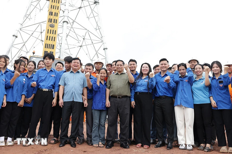 Thủ tướng Phạm Minh Chính với thanh niên trên công trường dự án đường dây tải điện 500kV mạch 3 đoạn qua tỉnh Nghệ An. (Ảnh: Dương Giang/TTXVN). Thủ tướng Phạm Minh Chính với thanh niên trên công trường dự án đường dây tải điện 500kV mạch 3 đoạn qua tỉnh Nghệ An. (Ảnh: Dương Giang/TTXVN).