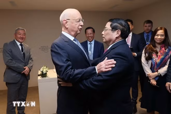 Thủ tướng Phạm Minh Chính gặp Giáo sư Klaus Schwab, Người sáng lập kiêm Chủ tịch Điều hành Diễn đàn Kinh tế Thế giới, hồi tháng 1/2024. (Ảnh: Dương Giang/TTXVN)