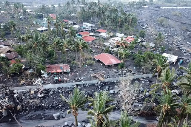 Cảnh tan hoang sau bão Goni ở Philippines.
