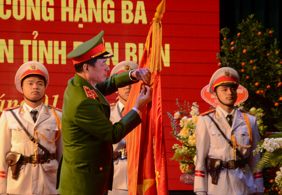 Trung Tướng Nguyễn Duy Ngọc, Thứ trưởng Bộ Công an trao tặng Huân chương Quân công hạng ba cho Công an tỉnh Điện Biên. Trung Tướng Nguyễn Duy Ngọc, Thứ trưởng Bộ Công an trao tặng Huân chương Quân công hạng ba cho Công an tỉnh Điện Biên.