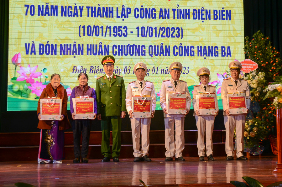 Đại diện gia đình thân nhân liệt sĩ nhận quà của Bộ Công an. Đại diện gia đình thân nhân liệt sĩ nhận quà của Bộ Công an.