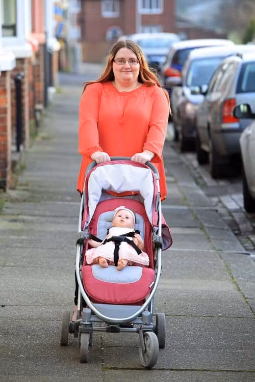 Cô đẩy xe đưa con đi dạo như bất kỳ một bà mẹ nào khác.