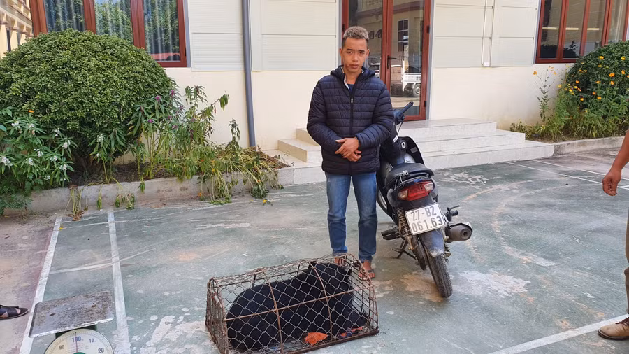 Đối tượng cùng tang vật tại cơ quan Công an (Ảnh Công an Điện Biên)