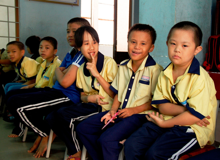Học sinh chủ yếu là chậm phát triển, thiểu năng trí tuệ, tự kỷ nên phải là một người yêu nghề mới gắn bó lâu dài. Học sinh chủ yếu là chậm phát triển, thiểu năng trí tuệ, tự kỷ nên phải là một người yêu nghề mới gắn bó lâu dài