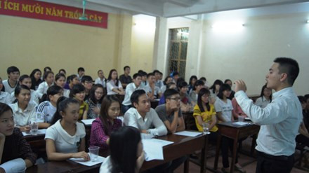 Dạy tiếng Anh miễn phí nhiều sinh viên ảnh 1 Lớp học tiếng Anh của Tiệp thu hút đông đảo sinh viên. Ảnh: Quang Lộc