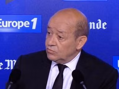 Bộ trưởng Quốc phòng Pháp Jean-Yves Le Drian tuyên bố trên đài truyền hình quốc gia TF1 .