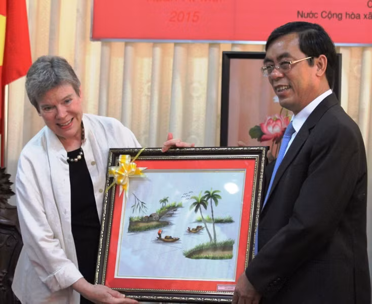 Ông Nguyễn Đức Chính tặng bức tranh thêu về phong cảnh quê hương cho bà Rose Gottemoeller