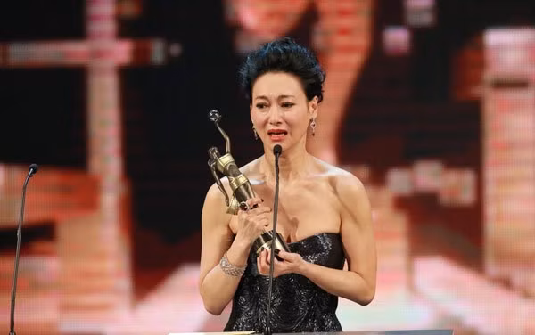 Huệ Anh Hồng trên sân khấu nhận giải Nữ diễn viên phụ xuất sắc tại LHP Hong Kong (Kim Tượng) năm 2014. Thêm một Võ Tắc Thiên gây tranh cãi trên màn ảnh