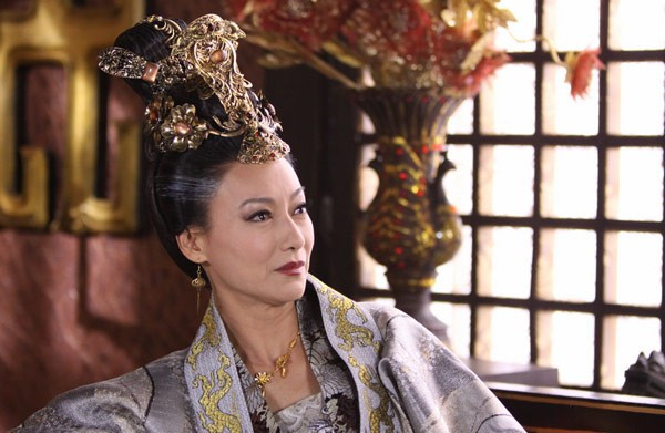 Hình ảnh Võ Tắc Thiên lúc về già do Huệ Anh Hồng đóng trong phim Đường cung yến (2013). Thêm một Võ Tắc Thiên gây tranh cãi trên màn ảnh