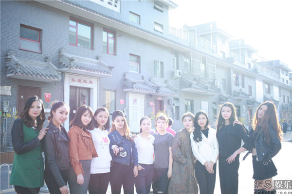 Ở Trung Quốc, nhiều bạn trẻ trở nên hot trên mạng nhờ nhan sắc nổi bật hay chỉ cần hành động, lời nói nào đó gây sốc. Lớp đào tạo này được giới thiệu là giúp các bạn trẻ tự tin thể hiện bản thân và nổi tiếng nhờ tài năng. Tuy nhiên, một số netizen vẫn bình luận tiêu cực: 