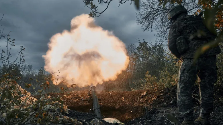 Lính Ukraine bắn vào các vị trí của Nga ở Bakhmut, vùng Donetsk.