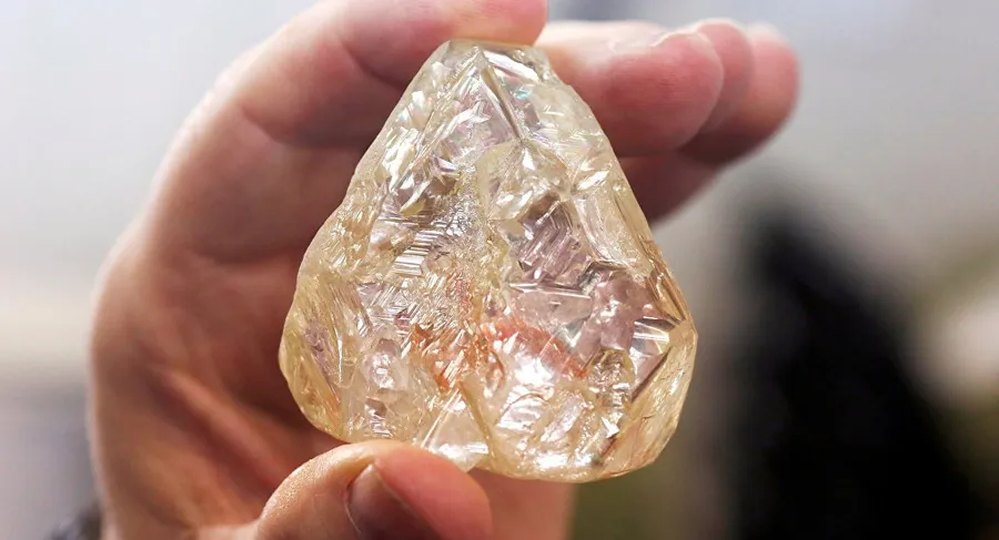 Sierra Leone bán viên kim cương nguyên khối khổng lồ để gây quỹ