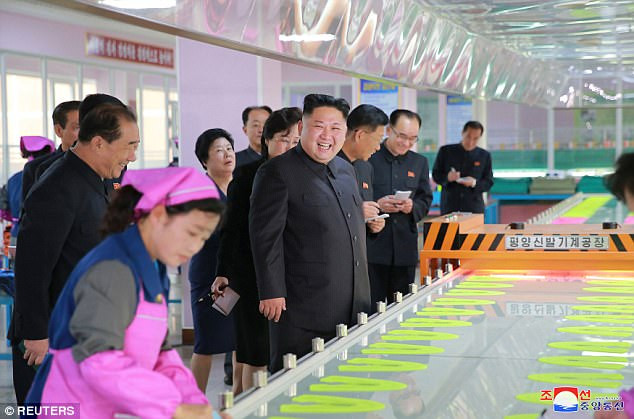 Ông Kim Jong un tới thăm một xưởng giày