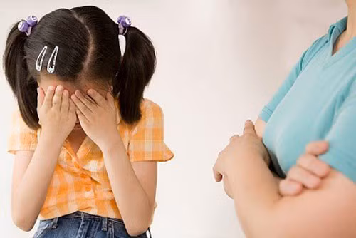 "Gắn mác" cho trẻ sẽ khiến trẻ quan niệm: “Mình đúng là như thế. Bản chất của mình là như thế, không thể thay đổi được.” (Ảnh minh họa)