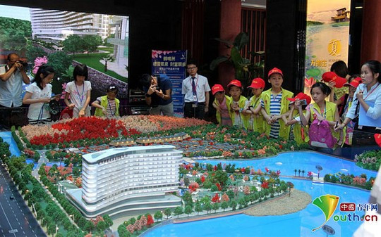 Cách giáo dục con cái của các bậc phụ huynh này bị chỉ trích. Ảnh: Youth.cn Cách giáo dục con cái của các bậc phụ huynh này bị chỉ trích. Ảnh: Youth.cn