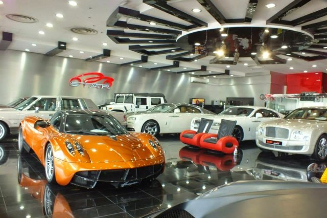 Showroom Megastar Motors tại Dubai sẽ khiến nhiều người thèm thuồng mỗi khi ghé thăm, bởi nơi đây trưng bày hàng loạt siêu xe đình đám thế giới. Có thể bắt gặp những siêu xe nổi tiếng như Pagani Zonda Cinque, Koenigsegg CCX, Koenigsegg Agera R, Ferrari Enzo, Ferrari LaFerrari… tại đây. Showroom Megastar Motors tại Dubai sẽ khiến nhiều người thèm thuồng mỗi khi ghé thăm với hàng loạt siêu xe đình đám thế giới bên trong. Có thể bắt gặp những siêu xe nổi tiếng như Pagani Zonda Cinque, Koenigsegg CCX, Koenigsegg Agera R, Ferrari Enzo, Ferrari LaFerrari… tại đây.