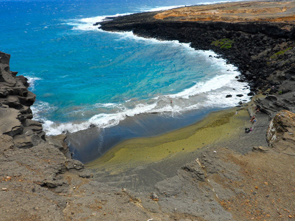 Bãi biển cát xanh ôliu Papakolea với ba mặt vách đá ở Hawaii - Ảnh: alexterieur