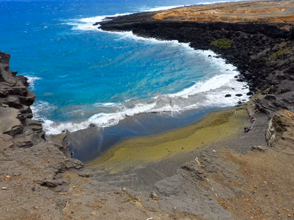 Bãi biển cát xanh ôliu Papakolea với ba mặt vách đá ở Hawaii - Ảnh: alexterieur