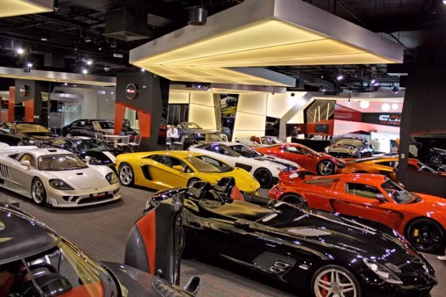 Al AIn Class Motors tại Dubai được biết đến với khả năng bán ra nhiều siêu xe thuộc dạng hiếm trên thế giới. Nhiều người chơi xe đã tìm đến đây để sở hữu những cái tên như Aston Martin One-77, Bugatti Veyron, Ferrari F12 Berlinetta, LaFerrari, Lamborghini Aventador. Thậm chí siêu xe thuộc dạng hiếm và đắt nhất thế giới Lykan Hypersport cũng đã từng xuất hiện tại showroom này. 