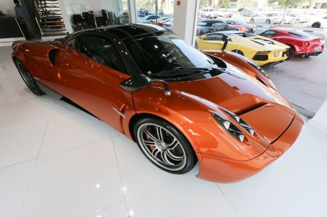 Deals on Wheels cũng là một trong những showroom lớn tại Dubai. Đại lý này cung cấp ra thị trường nhiều siêu xe nổi tiếng của Lamborghini, Ferrari, Bentley. Deals on Wheels từng mang về 3 siêu xe hiếm Bugatti Veyron Grand Sport Vitesse Meo Constantini. Deals on Wheels cũng là một trong những showroom lớn tại Dubai. Đại lý này cung cấp ra thị trường nhiều siêu xe nổi tiếng của Lamborghini, Ferrari, Bentley. Deals on Wheels từng mang về 3 siêu xe hiếm Bugatti Veyron Grand Sport Vitesse Meo Constantini.