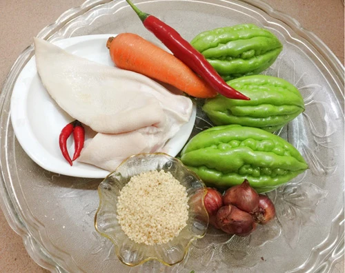 Gỏi mướp đắng tai heo giòn ngon