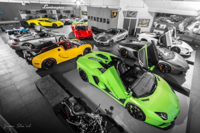 Prestige Imports là một trong những đại lý kinh doanh xe lớn tại Mỹ. Chủ nhân của showroom này là một doanh nhân 27 tuổi. Prestige Imports liên kết cùng Lamborghini Miami, một đại lý lớn của hãng siêu xe Italy tại Mỹ. Mặc dù vậy, Prestige Imports không chỉ kinh doanh các siêu phẩm của Lamborghini, mà nơi đây còn có sự hiện diện của nhiều siêu xe đắt giá khác trên thế giới như Ferrari, Audi, Bentley, Pagani… Prestige Imports là một trong những đại lý kinh doanh lớn tại Mỹ. Chủ nhân của showroom này là một doanh nhân 27 tuổi. Prestige Imports liên kết cùng Lamborghini Miami, một đại lý lớn của hãng siêu xe Italy tại Mỹ. Mặc dù vậy, Prestige Imports không chỉ kinh doanh các siêu phẩm của Lamborghini, showroom này có có sự hiện diện của nhiều siêu xe đắt giá khác trên thế giới như Ferrari, Audi, Bentley, Pagani…