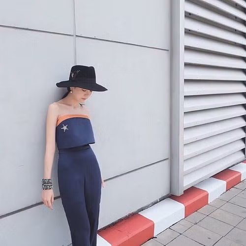 hot girl thai lan so huu guong mat 