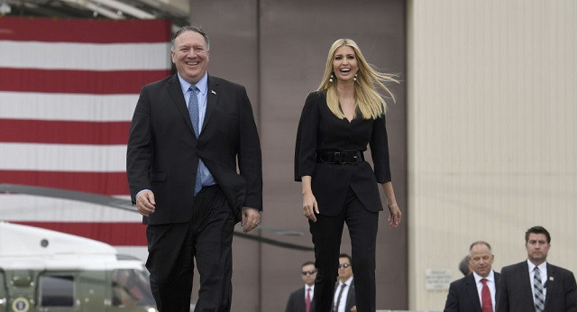 Ái nữ Ivanka và Ngoại trưởng Mỹ Mike Pompeo bước lên bục Căn cứ Không quân Osan tại Pyeongtaek, Hàn Quốc
