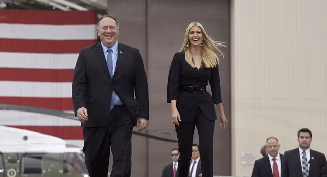 Ái nữ Ivanka và Ngoại trưởng Mỹ Mike Pompeo bước lên bục Căn cứ Không quân Osan tại Pyeongtaek, Hàn Quốc