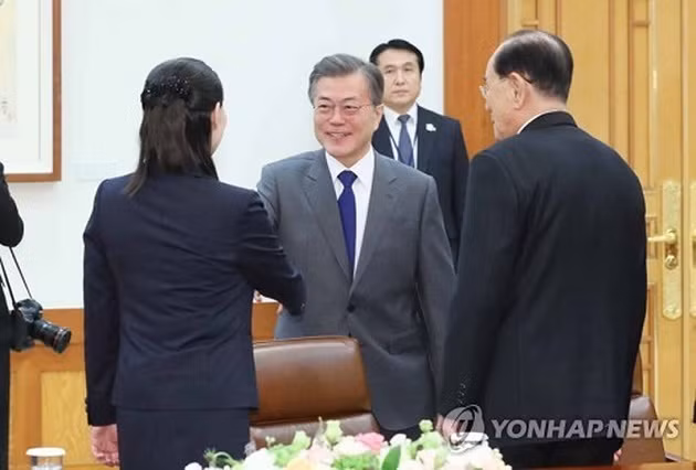 Tổng thống Hàn Quốc Moon Jae-in (giữa) bắt tay với bà Kim Yo-jong (trái) và ông Kim Yong-nam đứng bên phải. Ảnh: YONHAP