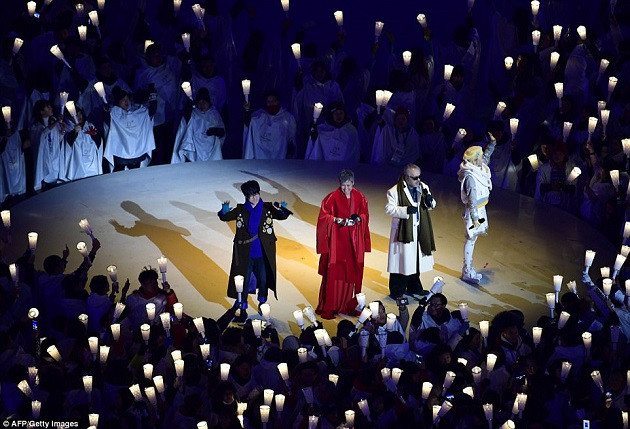 Kết thúc khai mạc là bài hát "Imagine" của nhạc sĩ John Lenon