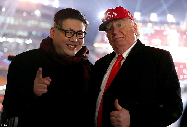 2 nhân vật hóa trang thành ông Kim Jong un và ông Donald Trump