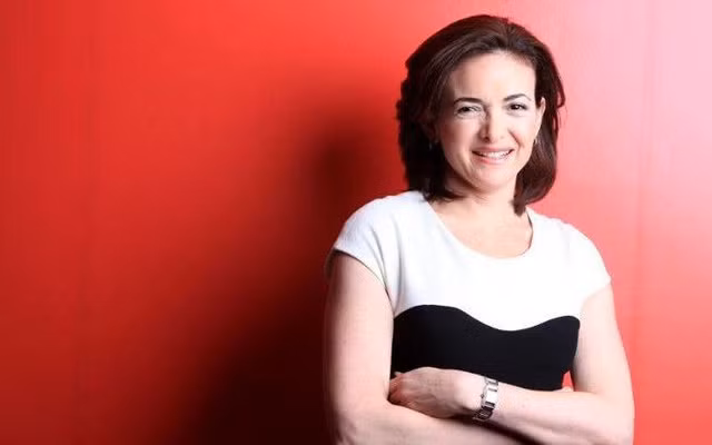 Sheryl Sandberg, xếp vị trí thứ 7, là Giám đốc điều hành hoạt động (COO) của Facebook và là người phụ nữ đầu tiên có mặt trong ban điều hành của công ty này. Trước đó, bà là phó chủ tịch tại Google và chánh văn phòng cho Bộ trưởng Tài chính Larry Summers. 