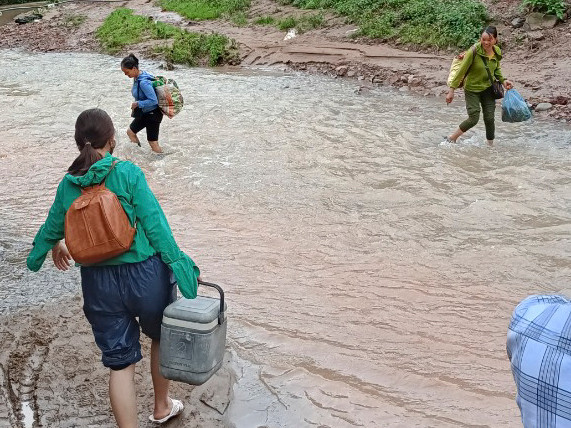 Giao thông chia cắt khiến tiến độ tiêm vắc xin Covid-19 tại Điện Biên bị ảnh hưởng lớn. 