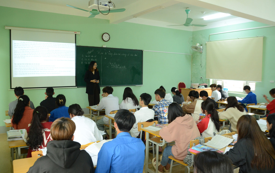 Cô và trò Trường THCS - THPT Quài Tở (huyện Tuần Giáo) tập trung ôn luyện.