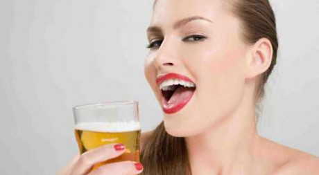 3 cách làm đẹp từ bia giúp da trắng bóc mà không cần thoa kem - Ảnh 1 3 cach lam dep tu bia giup da trang boc ma khong can thoa kem - Anh 1