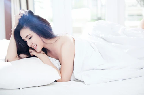 Vy Oanh lả lơi khoe dáng trong khuê phòng