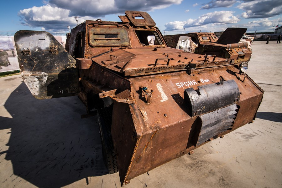 Những chiếc xe ở nhiều trạng thái cũ nát khác nhau. Một số lượng lớn những chiếc xe này được khủng bố IS lấy từ quân đội Iraq năm 2014 và cuối cùng chúng tới Syria. Những chiếc xe ở nhiều trạng thái cũ nát khác nhau. Một số lượng lớn những chiếc xe này được khủng bố IS lấy từ quân đội Iraq năm 2014 và cuối cùng chúng tới Syria.